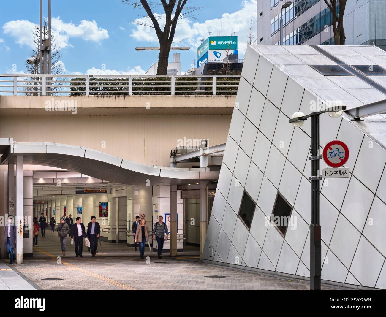 tokyo, japon - avril 08 2019 : personnes marchant dans le tunnel souterrain conçu avec des formes géométriques le long de l'avenue Chuo menant à l'ouest ent Banque D'Images