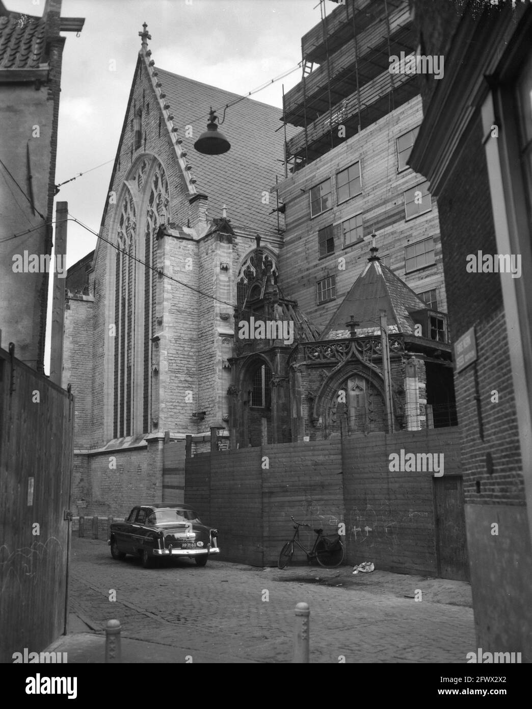 Amsterdam, Old ou St. Nicolaaskerk. Transept du Nord (à gauche), le Saint-Sépulcre un portail pendant la restauration à la fin des années 1950, 18 avril 1958, gothique, chapelles, bâtiments de l'église, restaurations, pays-Bas, Agence de presse du XXe siècle photo, nouvelles à retenir, documentaire, photographie historique 1945-1990, histoires visuelles, L'histoire humaine du XXe siècle, immortaliser des moments dans le temps Banque D'Images