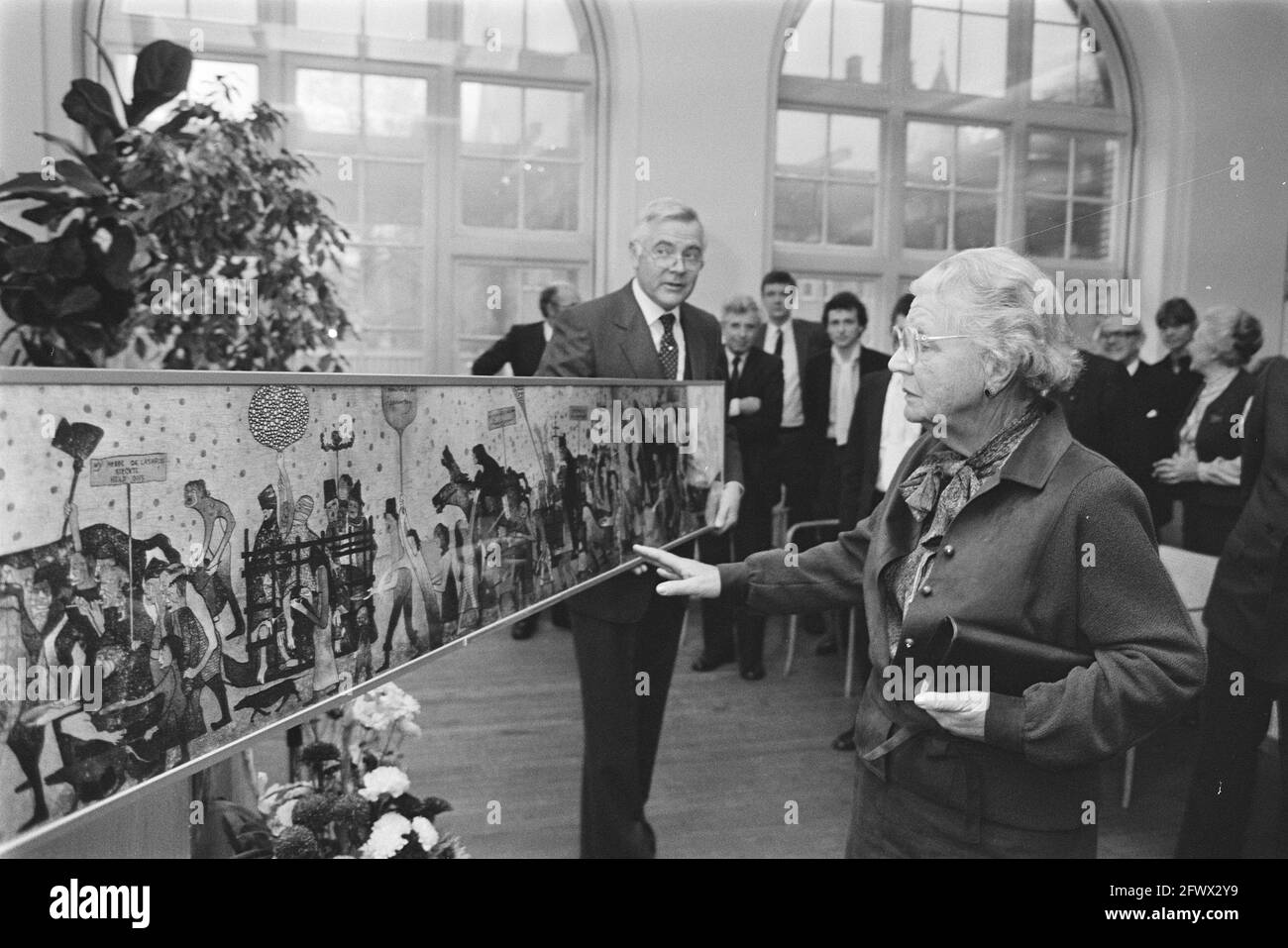 Amsterdam, la princesse Juliana présente une tente d'ouverture. Le clapper ne claque pas au Tropenmuseum; Juliana est offert quelque chose, 22 décembre 1983, ouvertures, offres, Expositions, pays-Bas, Agence de presse du XXe siècle photo, nouvelles à retenir, documentaire, photographie historique 1945-1990, histoires visuelles, L'histoire humaine du XXe siècle, immortaliser des moments dans le temps Banque D'Images