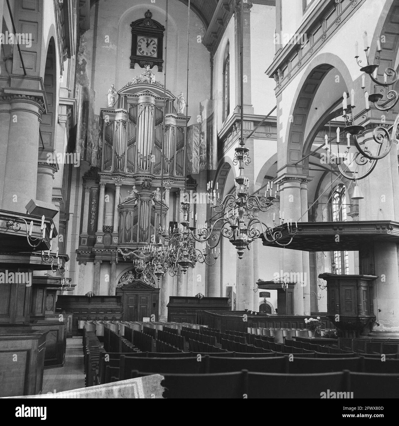 Amsterdam. Intérieur de l'Westerkerk avec le grand orgue et la chaire, 2 septembre 1965, baroque, intérieur, bâtiments de l'église, couronnes légères, organes, pulfosses, renaissance, Columns, pays-Bas, agence de presse du XXe siècle photo, news to Remember, documentaire, photographie historique 1945-1990, histoires visuelles, L'histoire humaine du XXe siècle, immortaliser des moments dans le temps Banque D'Images
