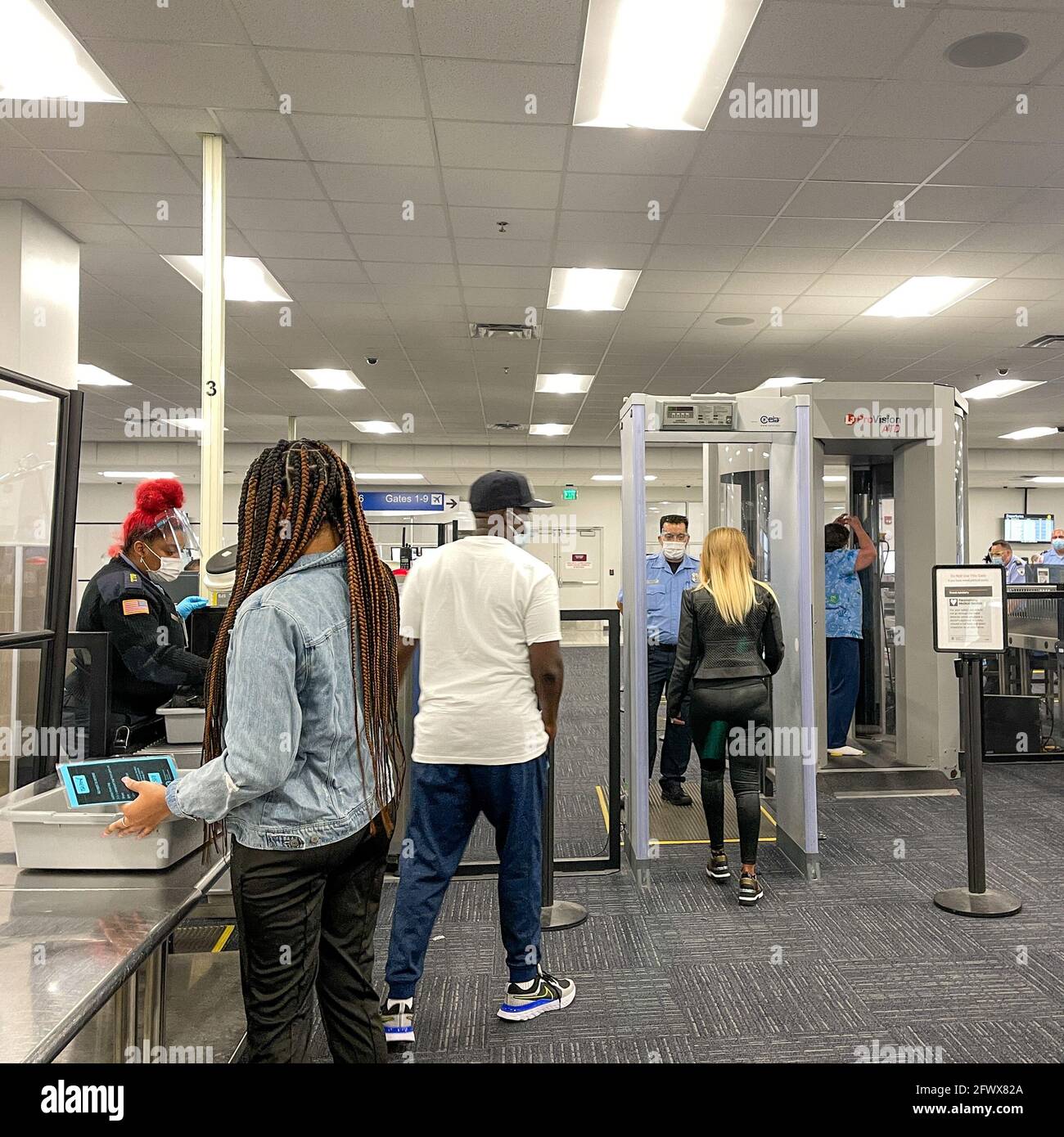 Sanford, FL USA - 13 mai 2021 : zone de sécurité de la TSA à l'aéroport international Orlando Sanford SFB à Sanford, Floride. Banque D'Images