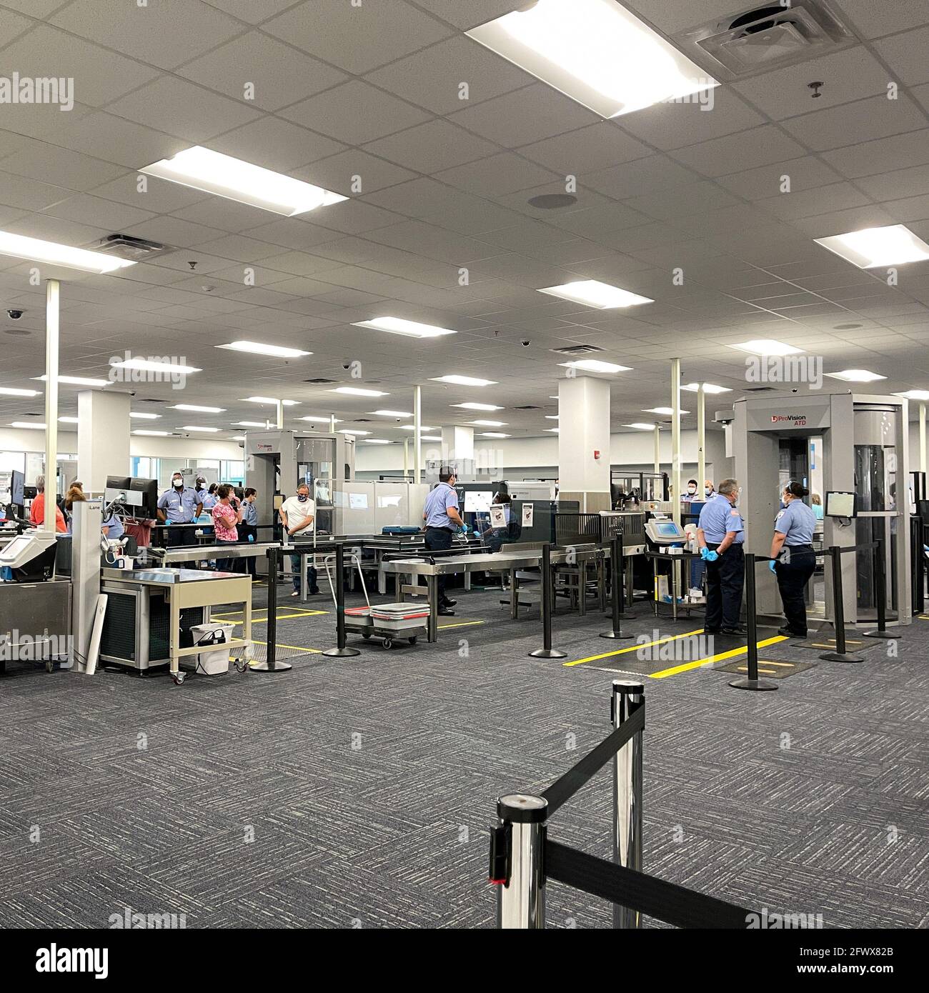 Sanford, FL USA - 13 mai 2021 : zone de sécurité de la TSA à l'aéroport international Orlando Sanford SFB à Sanford, Floride. Banque D'Images