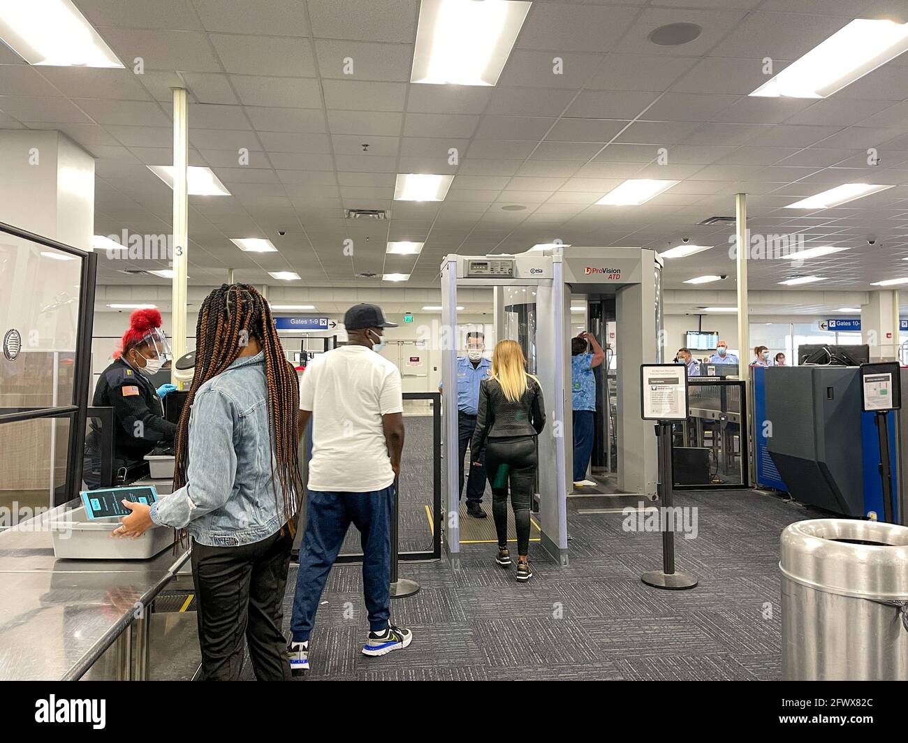 Sanford, FL USA - 13 mai 2021 : zone de sécurité de la TSA à l'aéroport international Orlando Sanford SFB à Sanford, Floride. Banque D'Images