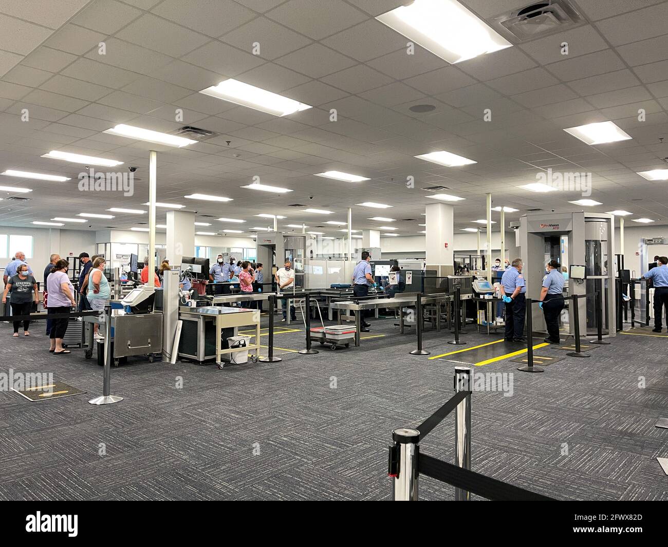 Sanford, FL USA - 13 mai 2021 : zone de sécurité de la TSA à l'aéroport international Orlando Sanford SFB à Sanford, Floride. Banque D'Images