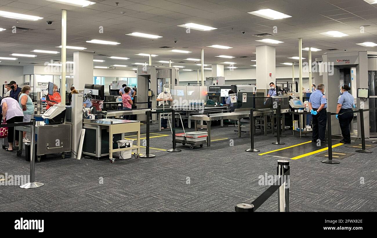 Sanford, FL USA - 13 mai 2021 : zone de sécurité de la TSA à l'aéroport international Orlando Sanford SFB à Sanford, Floride. Banque D'Images