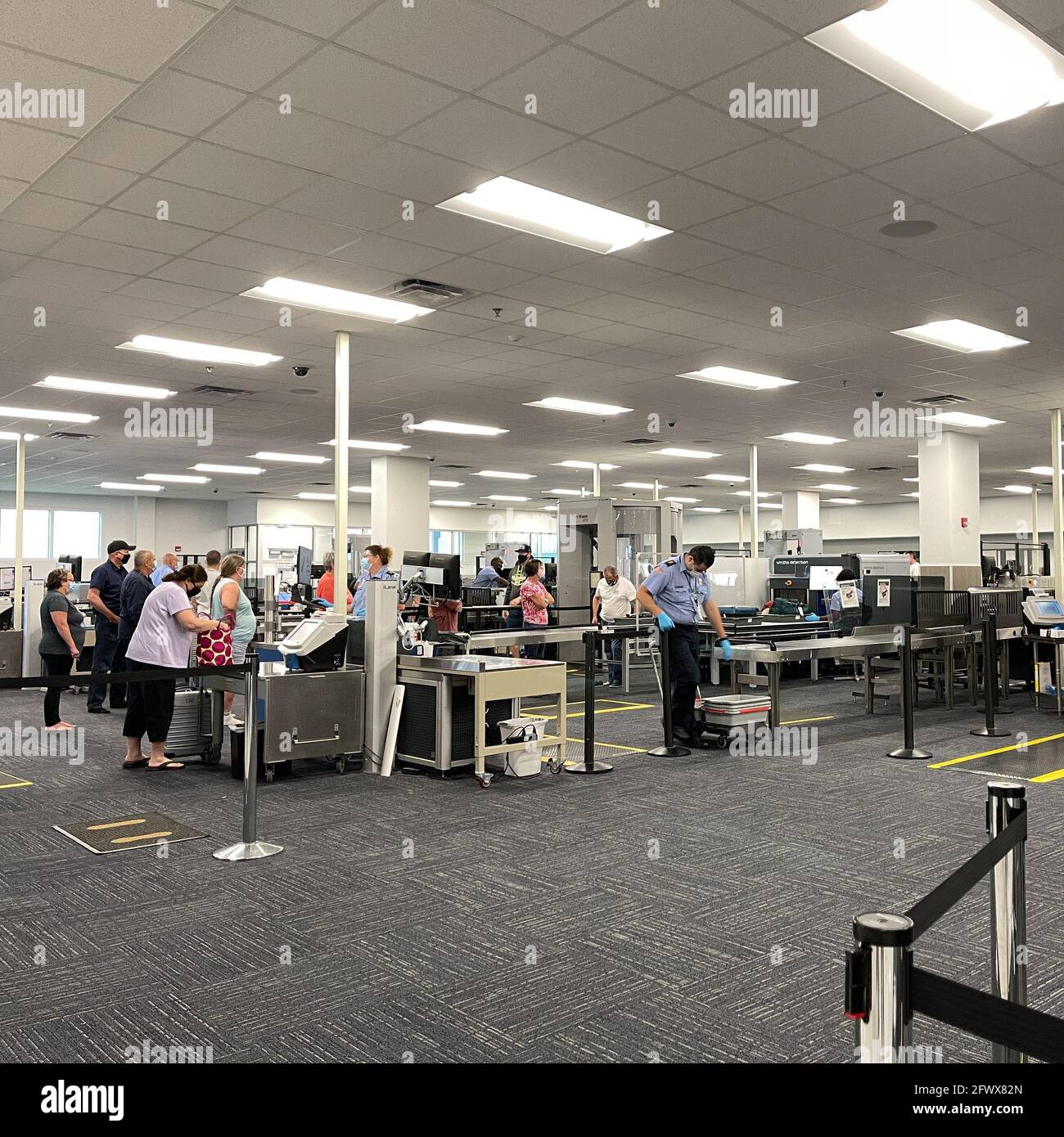 Sanford, FL USA - 13 mai 2021 : zone de sécurité de la TSA à l'aéroport international Orlando Sanford SFB à Sanford, Floride. Banque D'Images
