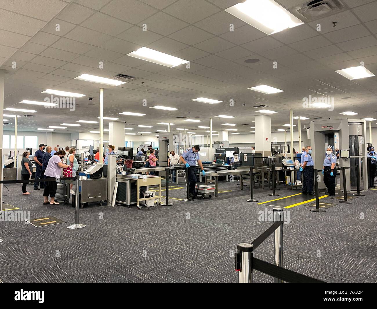 Sanford, FL USA - 13 mai 2021 : zone de sécurité de la TSA à l'aéroport international Orlando Sanford SFB à Sanford, Floride. Banque D'Images