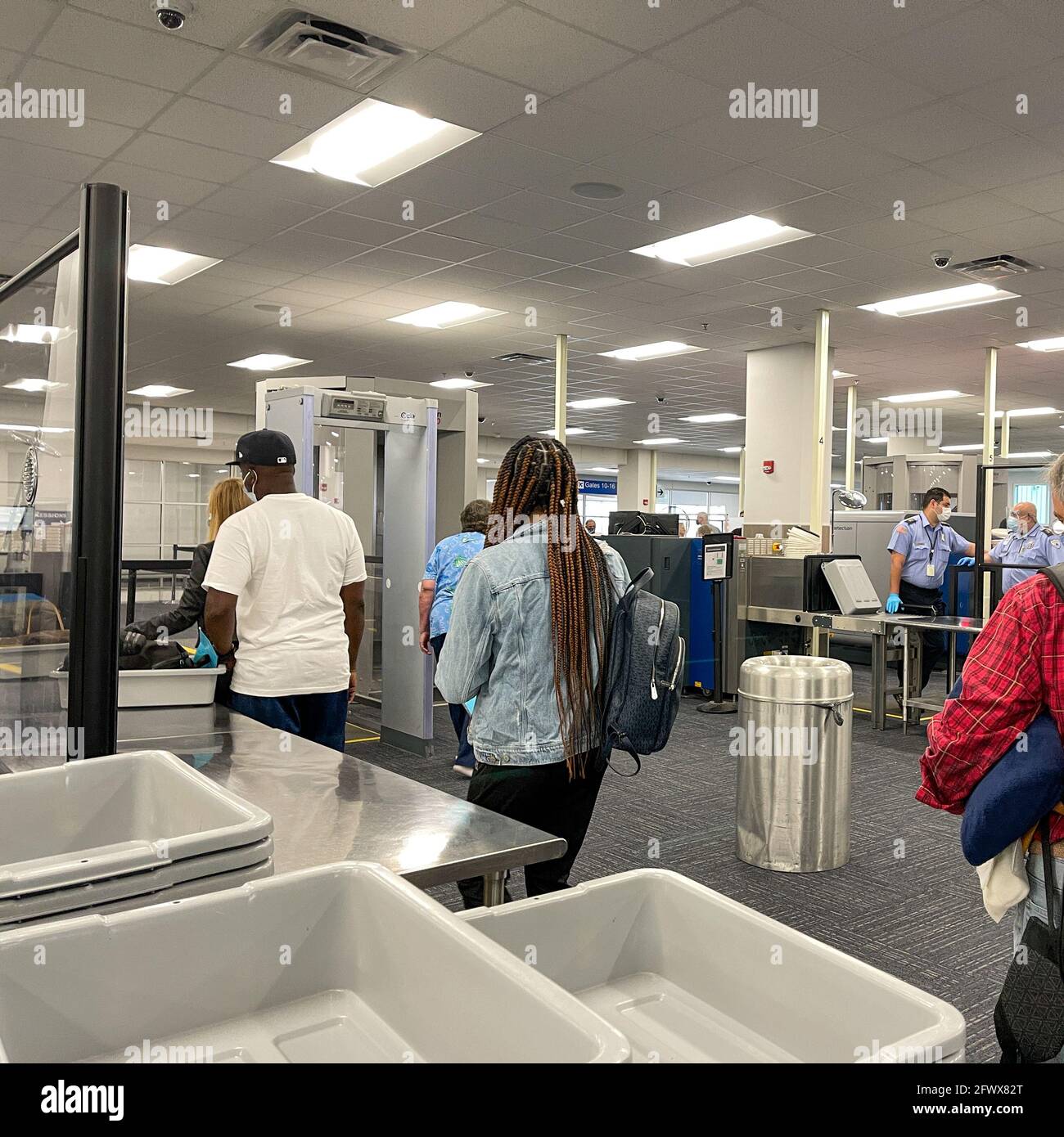 Sanford, FL USA - 13 mai 2021 : zone de sécurité de la TSA à l'aéroport international Orlando Sanford SFB à Sanford, Floride. Banque D'Images