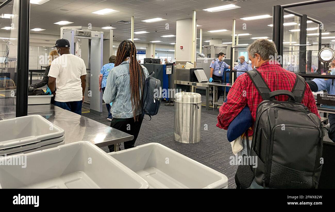 Sanford, FL USA - 13 mai 2021 : zone de sécurité de la TSA à l'aéroport international Orlando Sanford SFB à Sanford, Floride. Banque D'Images