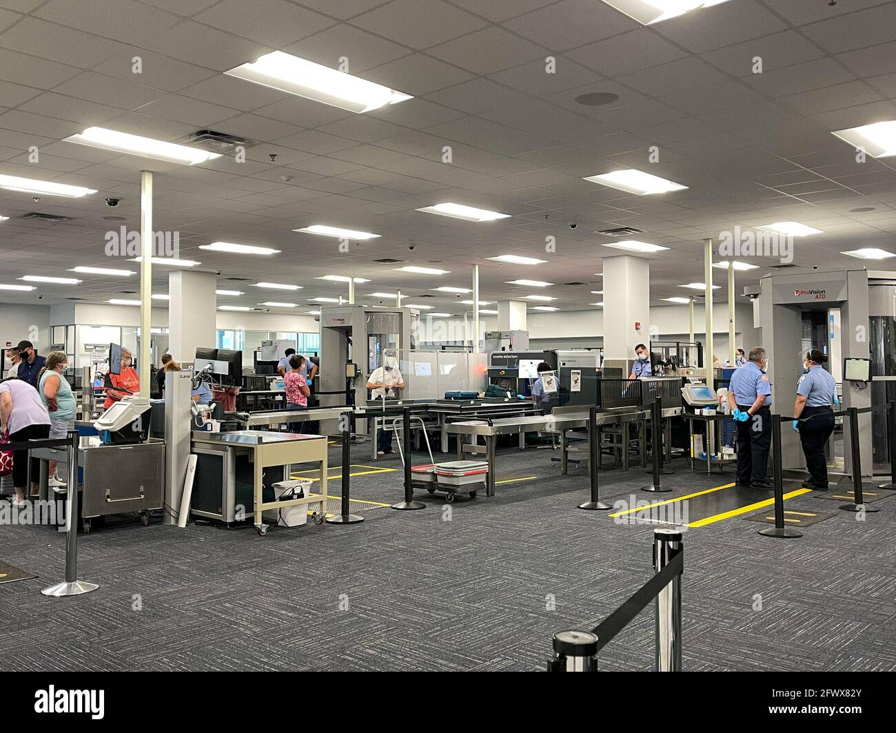 Sanford, FL USA - 13 mai 2021 : zone de sécurité de la TSA à l'aéroport international Orlando Sanford SFB à Sanford, Floride. Banque D'Images