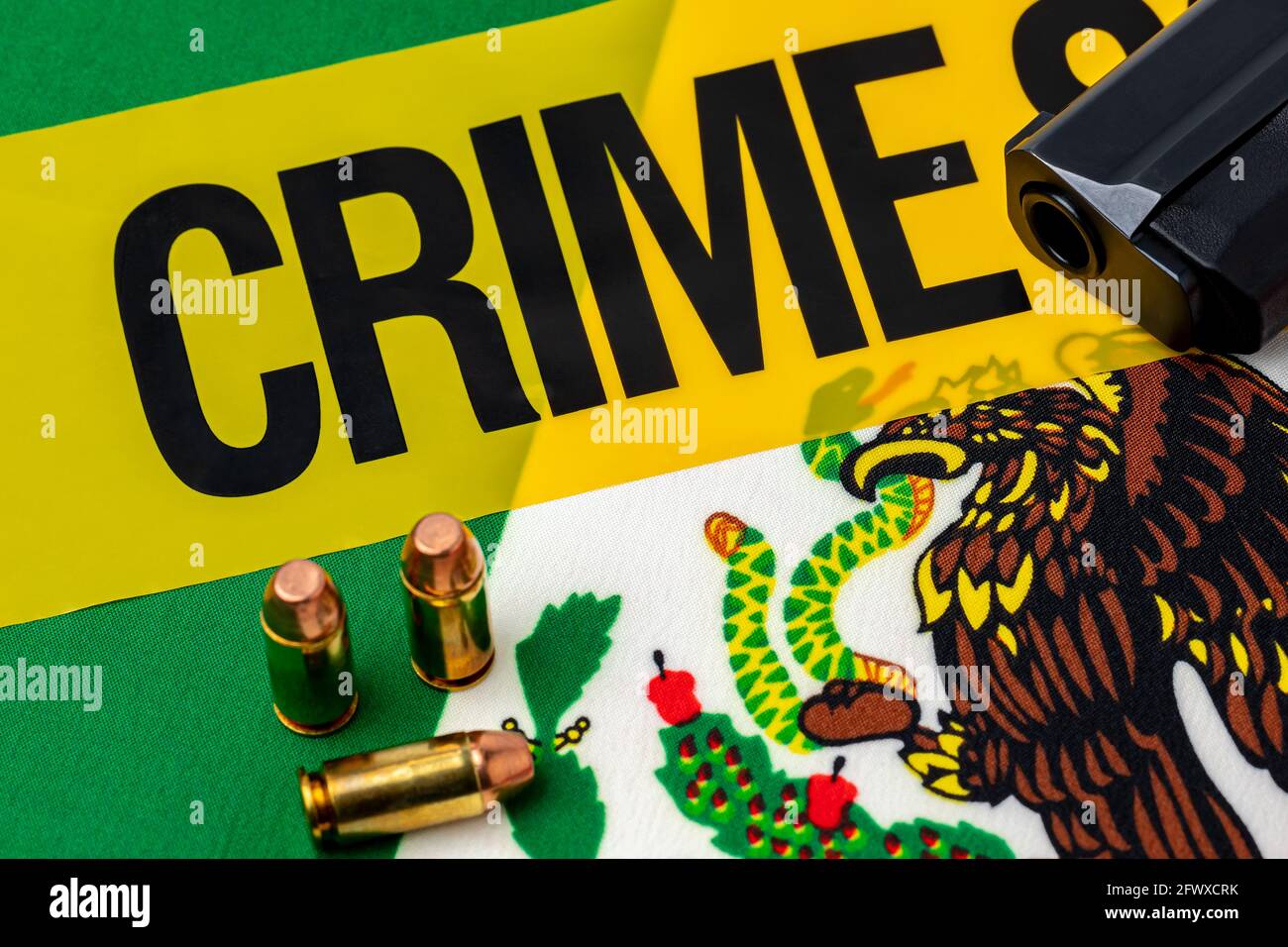 Arme à feu, munitions, bande de scène de crime et drapeau du Mexique. Concept de vente illégale d'armes à feu, de crime et de violence par armes à feu Banque D'Images