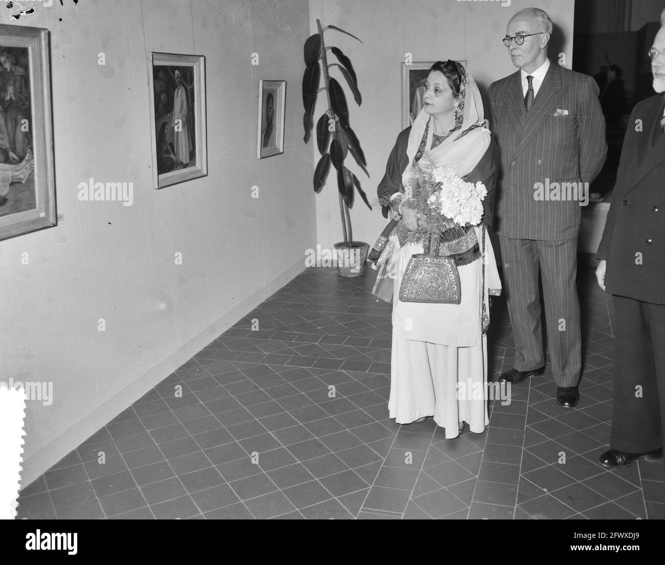 Ouverture de l'exposition du peintre pakistanais Esmet Rahim à l'Institut Royal Tropical par l'ambassadeur du Pakistan, Begum Liaquat Ali Khan, Banque D'Images