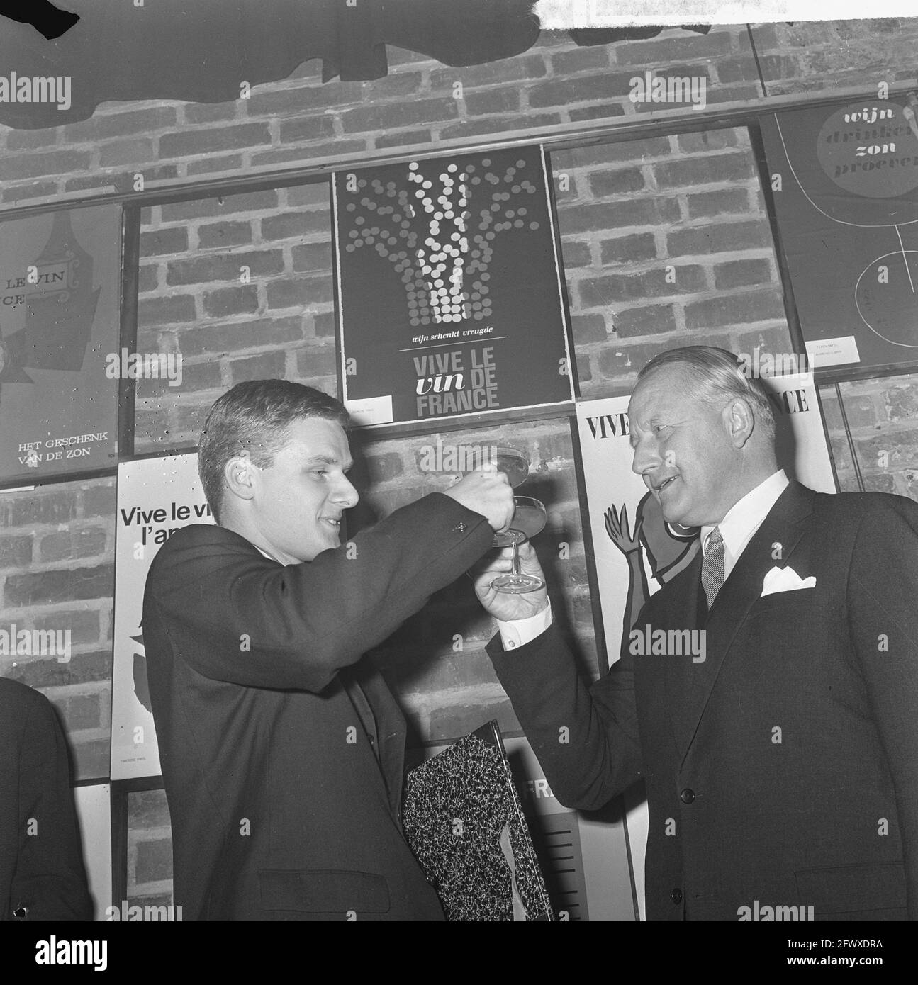 Cérémonie de remise des prix Concours d'affiches de vins à la Haye , à gauche le gagnant Cees van der Wiel, 5 novembre 1964, cérémonies de remise des prix, gagnants, Les pays-Bas Banque D'Images