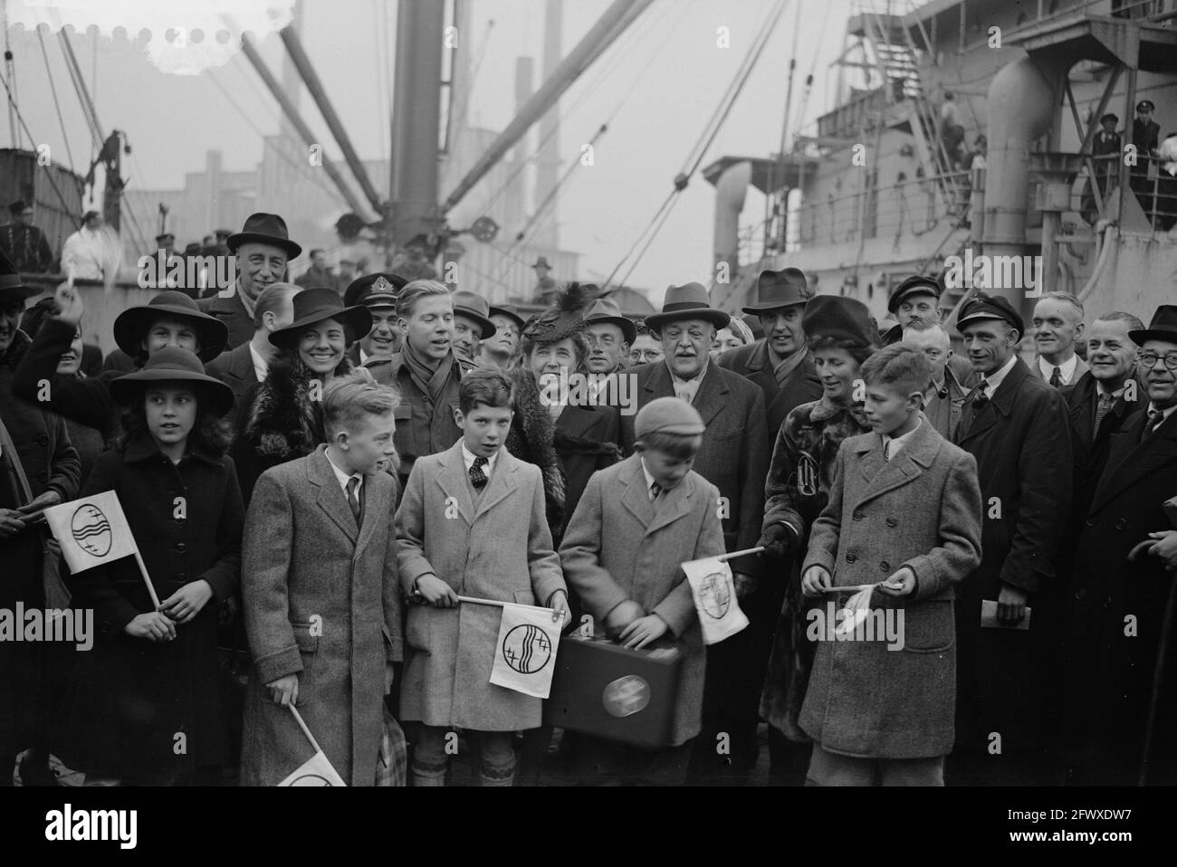 Ouverture de la ligne de service de ferry Hook of Holland-Harwich [Dr. Anton Philips avec sa femme parmi d'autres passagers et enfants avec des drapeaux Philips], 1er novembre Banque D'Images
