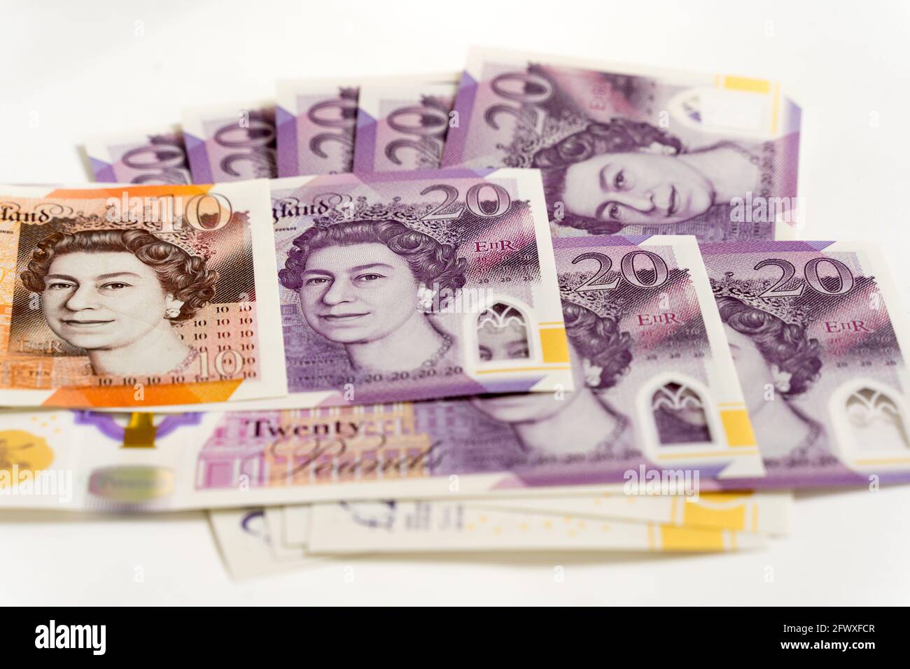Pile de livre sterling la Banque d'Angleterre note 20 £ sur arrière-plan blanc Banque D'Images