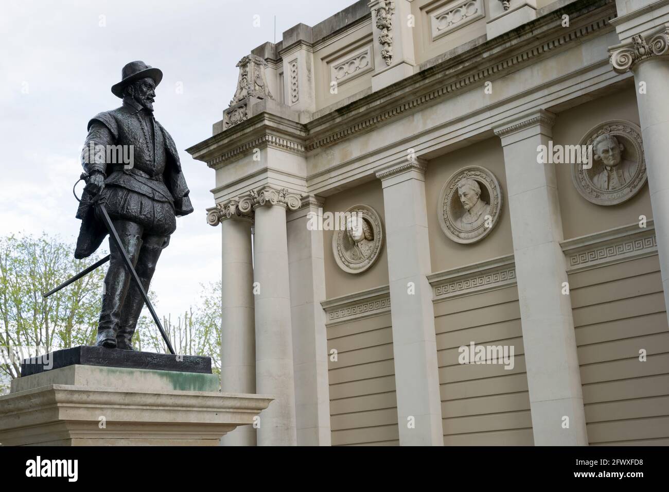 Statue de sir Walter Raleigh, ANCIEN ROYAL NAVAL COLLEGE, Greenwich, Londres, Angleterre, Royaume-Uni, ROYAUME-UNI Banque D'Images