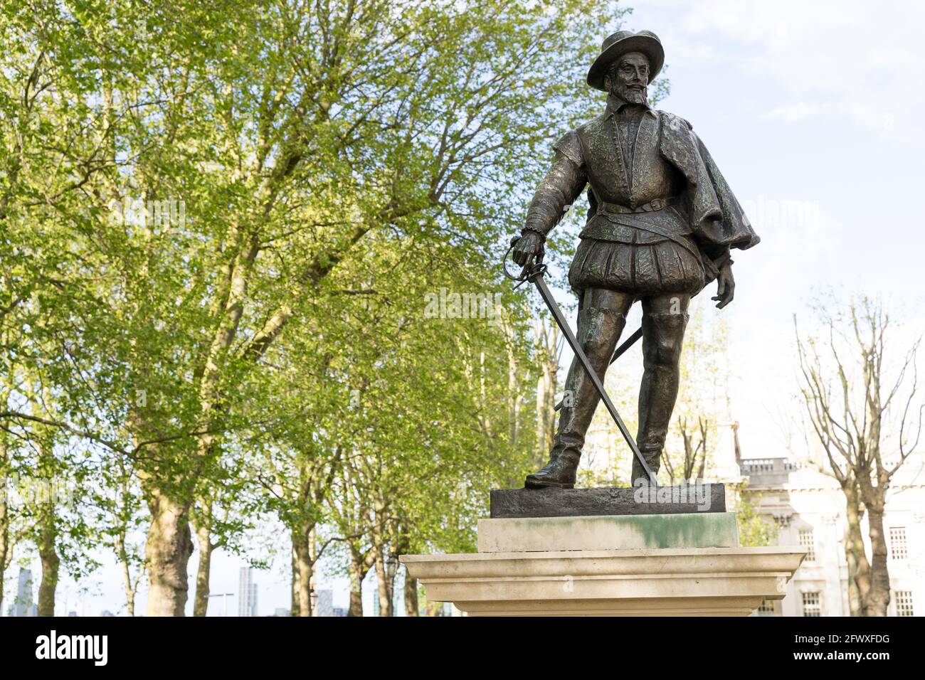 Statue de sir Walter Raleigh, ANCIEN ROYAL NAVAL COLLEGE, Greenwich, Londres, Angleterre, Royaume-Uni, ROYAUME-UNI Banque D'Images