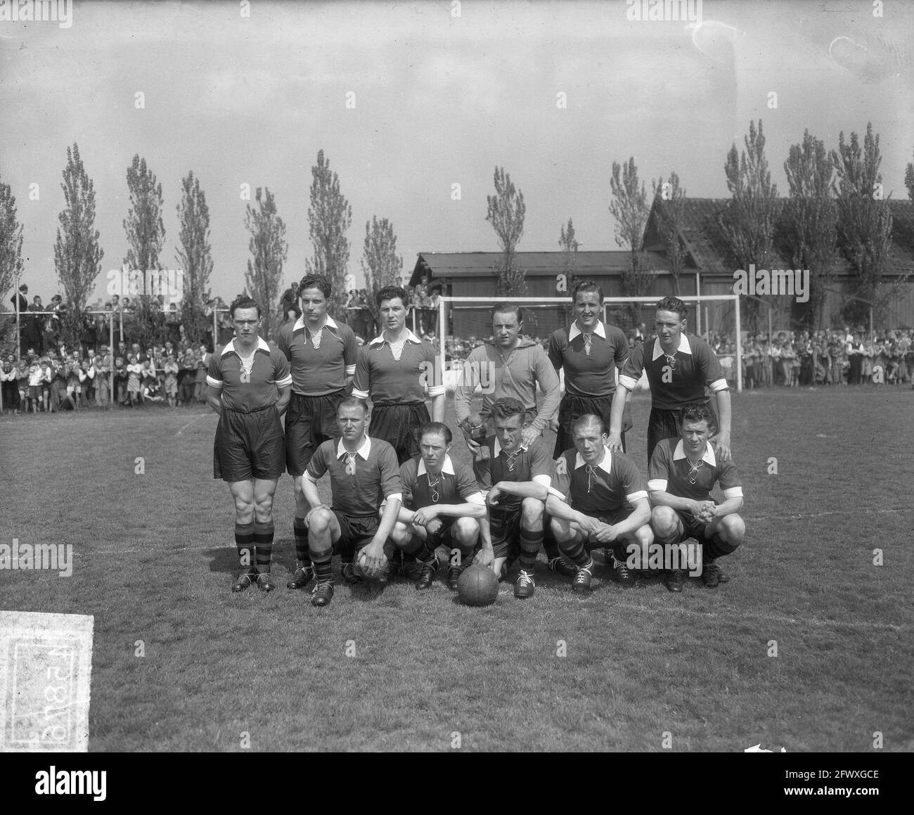 Promotion Match 2e classe ÉBH-DHC 2-4. Équipe d'ÉBOH de Dordrecht, 24 mai 1951, équipes, portraits de groupe, Sports, football, pays-Bas, 20e siècle Banque D'Images