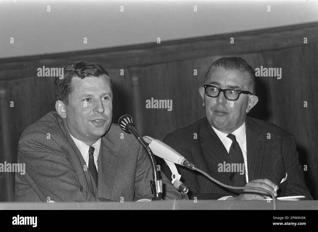 Protestation-action contre la nomination de Von Kielmansegg à Leiden, M. Hoefnagels prenant la parole, à côté de lui M. G. J. P. Cammelbeek, 6 mai 1967, acte de protestation Banque D'Images