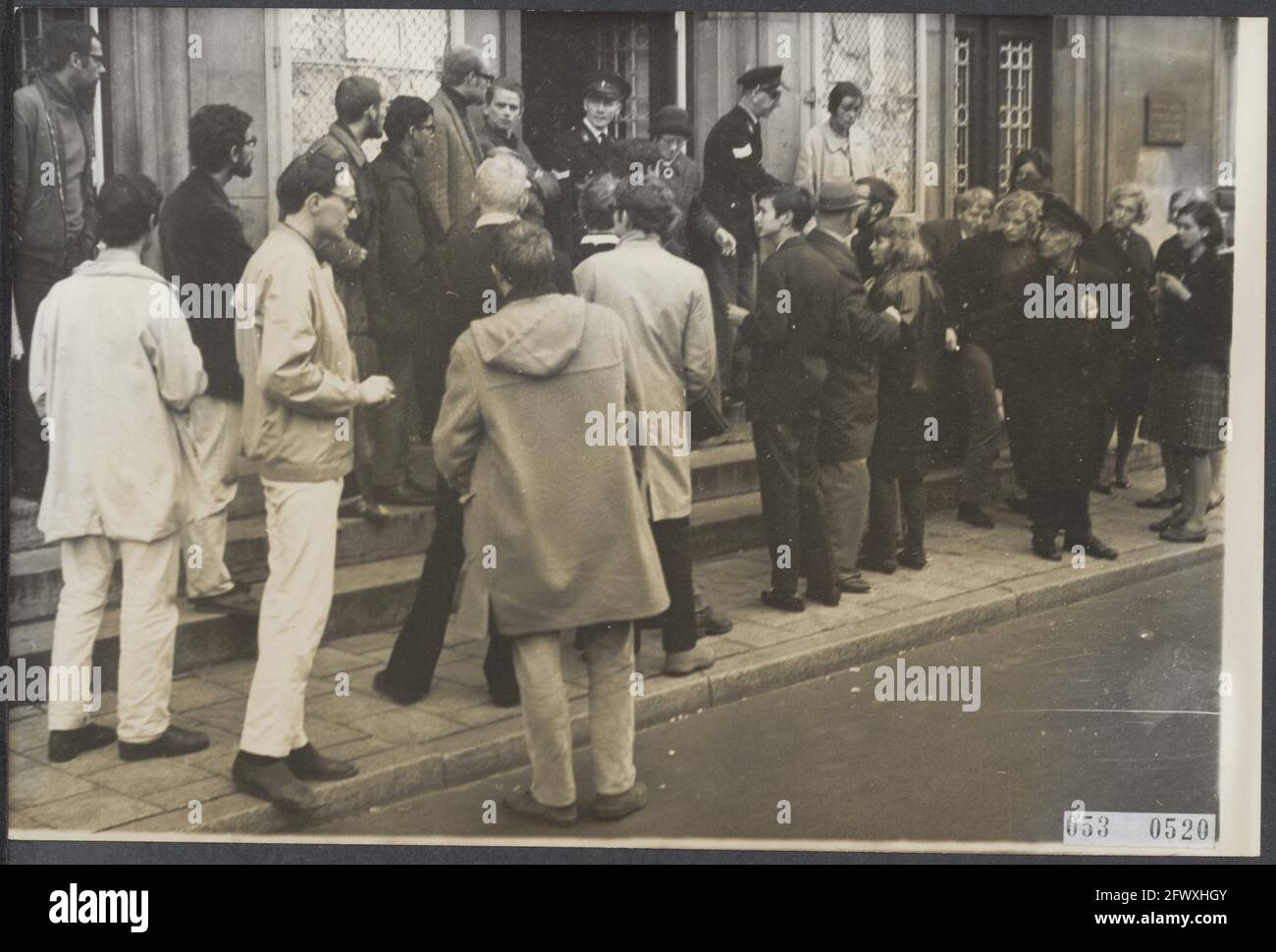 Manifestations, jeunesse, police, audiences du tribunal, septembre 30, 1965, jeunesse, police, manifestations, audiences judiciaires, Pays-Bas, photo de l'agence de presse du XXe siècle Banque D'Images