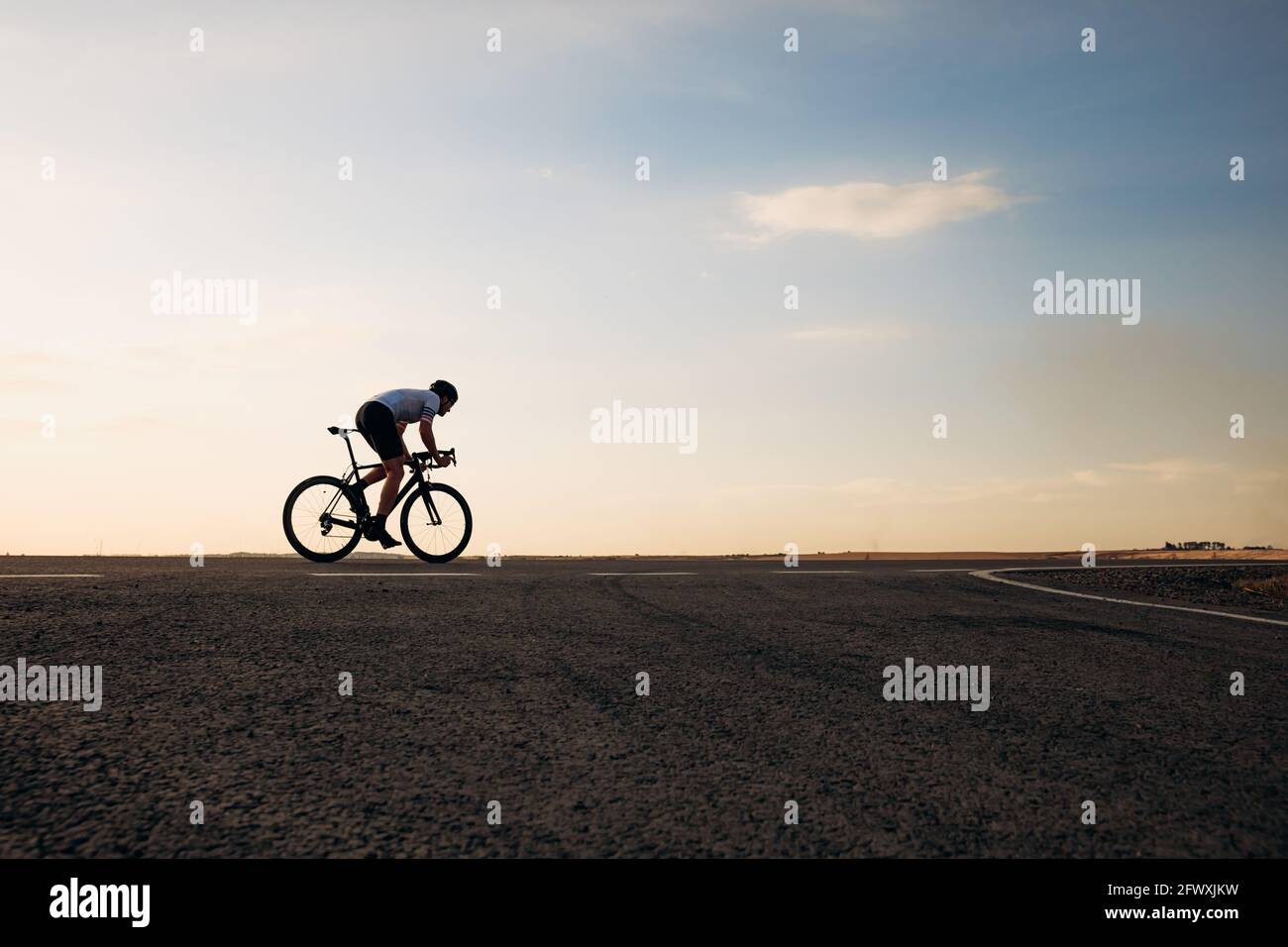 Cycliste élégant en vêtements de sport, vélo sur route Banque D'Images