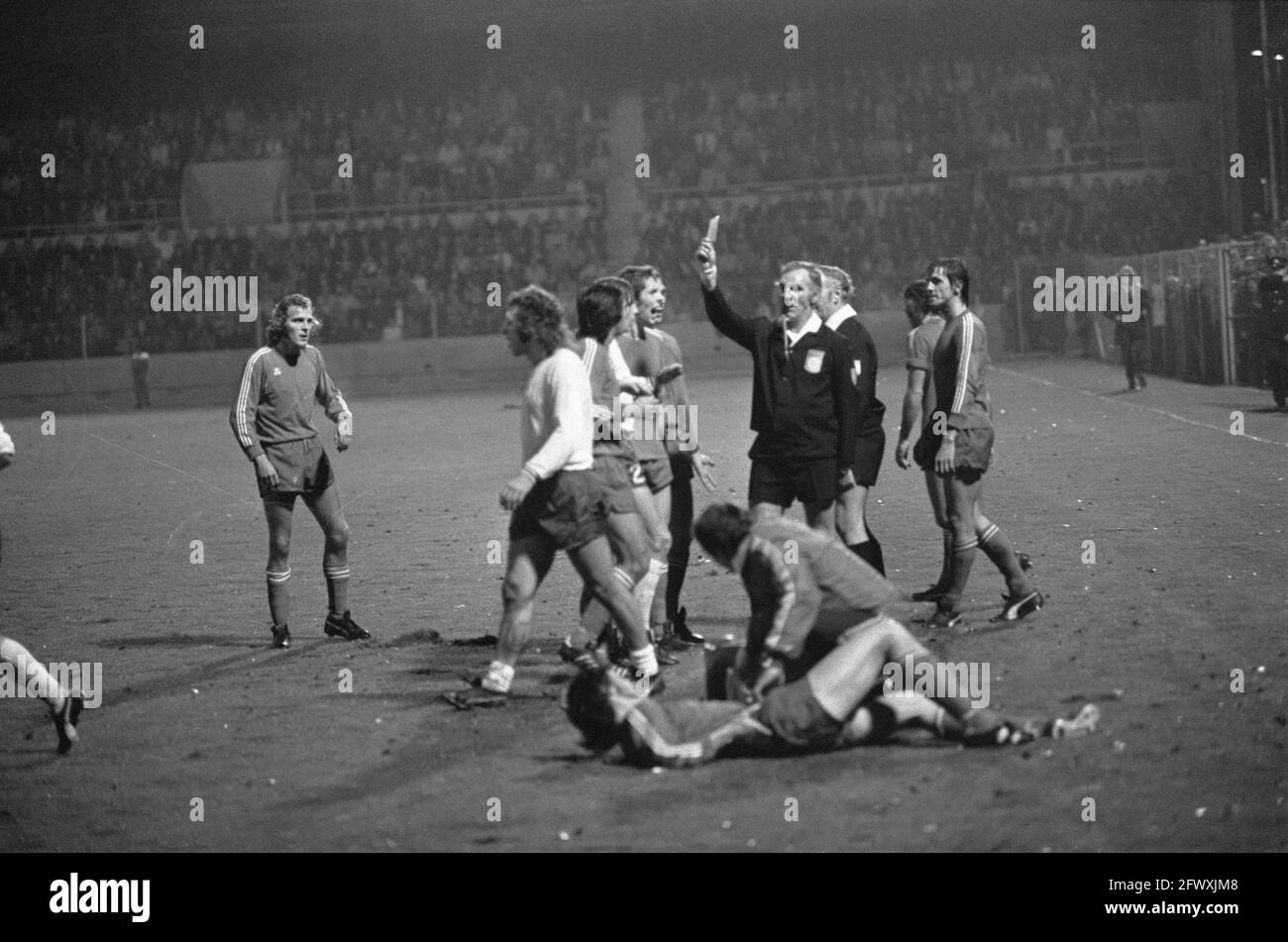 PSV contre le FC Utrecht 6-0, l'arbitre de Bruin donne à Van Mourik une carte jaune après faute contre Edstrom, 12 octobre 1974, arbitres, sports, soccer, Le Banque D'Images