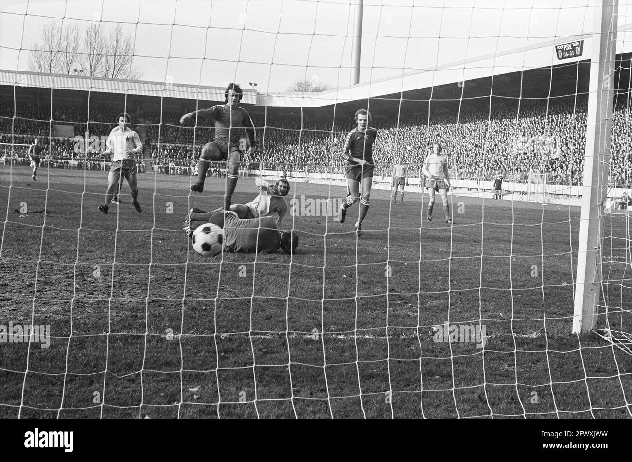 PSV / MVV 1-1, Willy van der Kuylen scores 1-0, REC Willie van de Kerkhoff , gardien de but Matthijsen (MVV), 12 janvier 1975, gardiens de but, sports, Banque D'Images