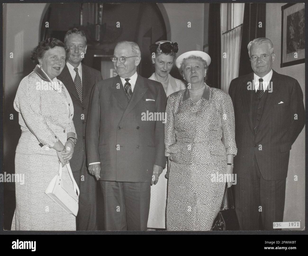 L'ancien président Truman a été reçu par la reine Juliana au Palais Soestdijk. Flrs. La Reine Juliana, M. Woodword, Harry Truman, Mme Woodword, Mme Truman, U. Banque D'Images