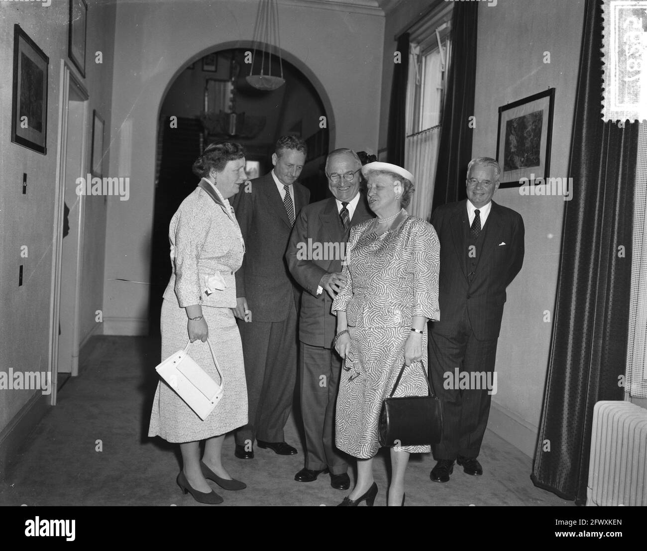 L'ancien président Truman a été reçu par la reine Juliana au Palais Soestdijk. FLTR. Queen Juliana, M. Woodword, Harry Truman, Mme Truman, ambassadeur des États-Unis F Banque D'Images