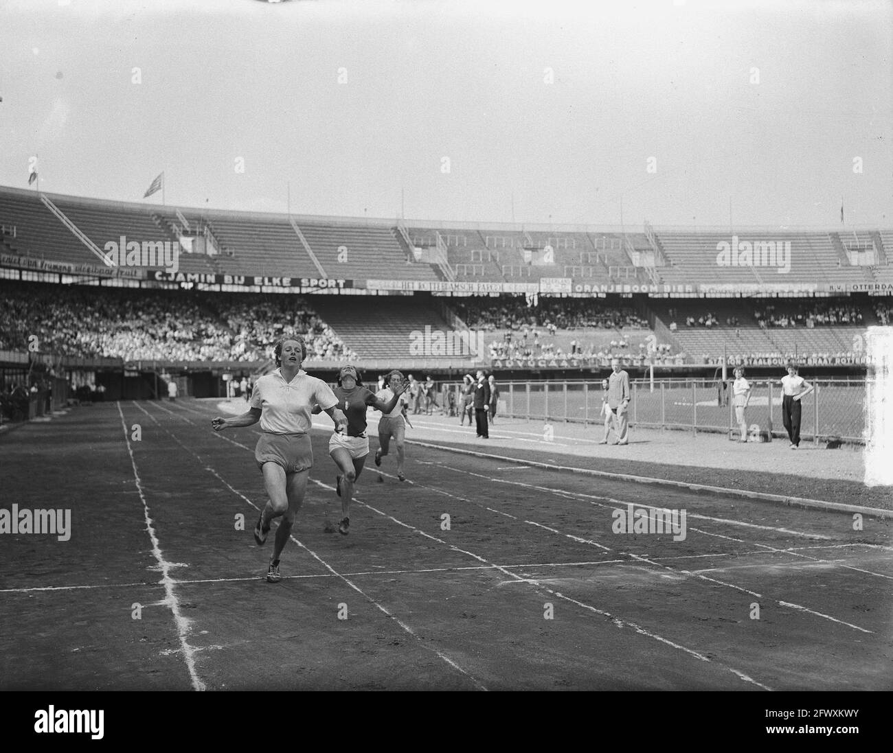 Athlétisme femmes pays-Bas-Italie. Finition 100 m Fanny Blankers-Koen, 24 juillet 1949, athlétisme, sport, Pays-Bas, Agence de presse du XXe siècle phot Banque D'Images