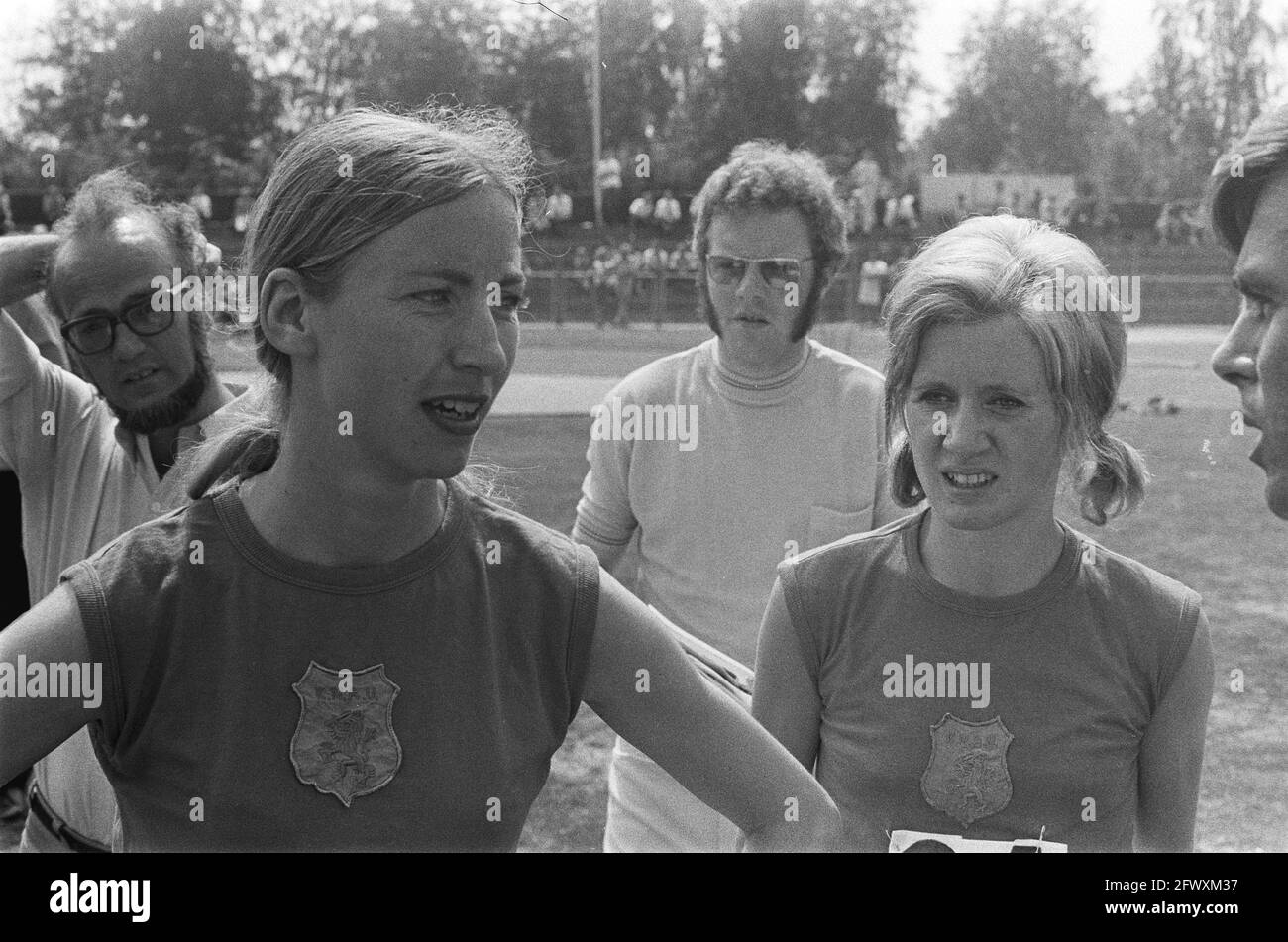 Athlétisme pays-Bas, Roumanie, France Mesdames à Uden, nos 8, 9 (l) Anneke de Lange , (r) J. van de Stelt , nos 10, 11 de gauche à droite A. de Lang Banque D'Images