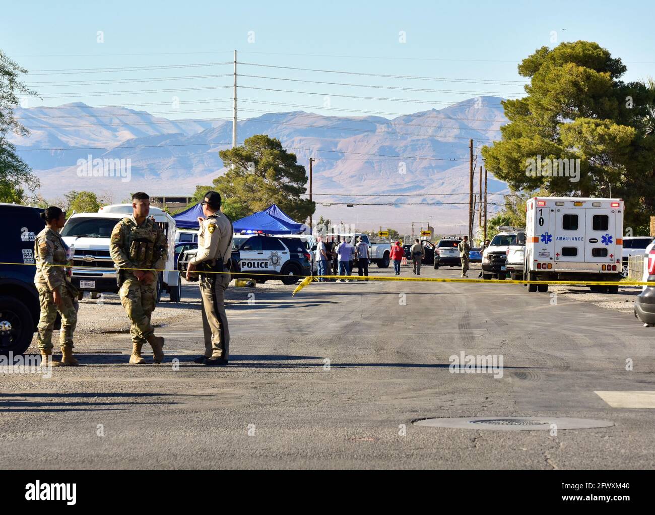 Las Vegas, Nevada, États-Unis. Le 24 mai 2021 - Las Vegas, Nevada - un « avion exploité par un entrepreneur qui a pris le départ de la base aérienne de Nellis s'est écrasé vers 14 h 30 le 24 mai à l'extérieur de la limite sud de la base ». Des équipes de Nellis AFB, du Service des incendies du comté de Clark et de la police métropolitaine de Las Vegas étaient sur place. Les « unités centrales » du LVMPD répondent également. Crédit : Ken Howard/Alay Live News Banque D'Images