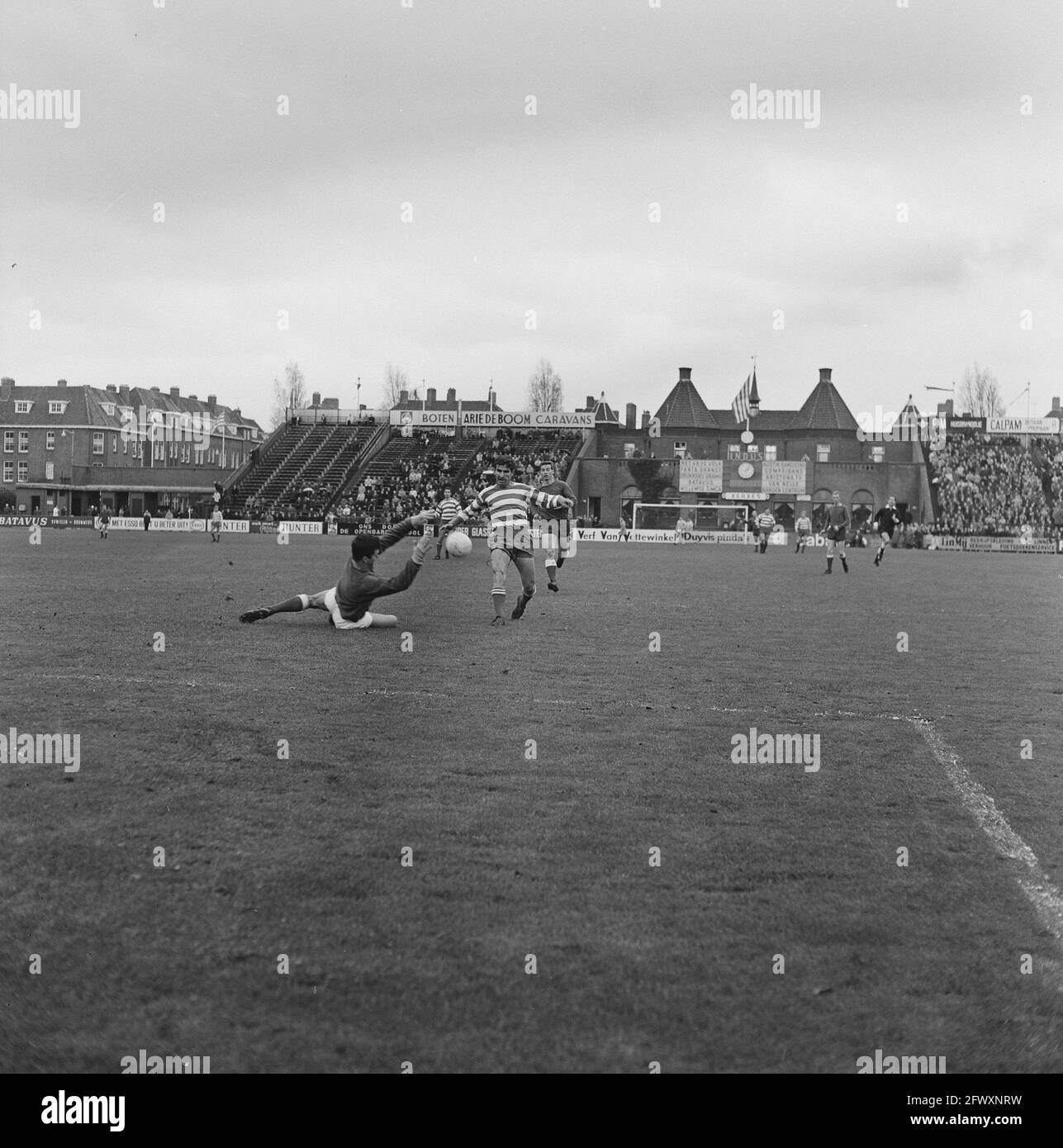 Radovic et gardien de but Dronkers (Alkmaar), 31 octobre 1965, sports, football, pays-Bas, agence de presse du xxe siècle photo, nouvelles à retenir, dofumée Banque D'Images
