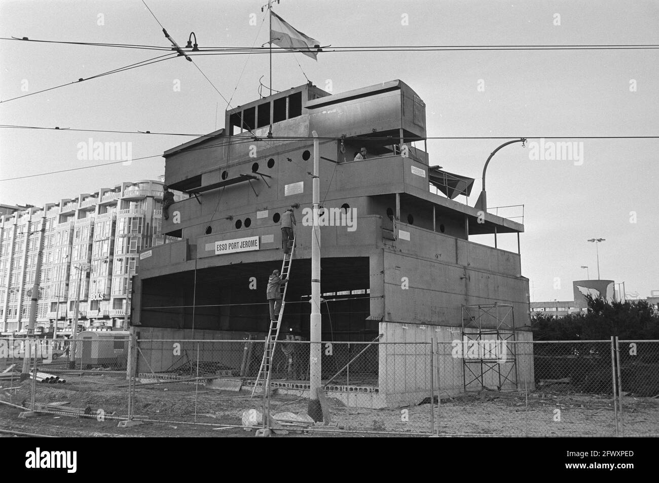 Ancien pont de navire du pétrolier Essopoort Jeromme placé et remis à neuf devant la gare de Rotterdam, le 7 janvier 1982, pétroliers, ponts de navire, Le Banque D'Images