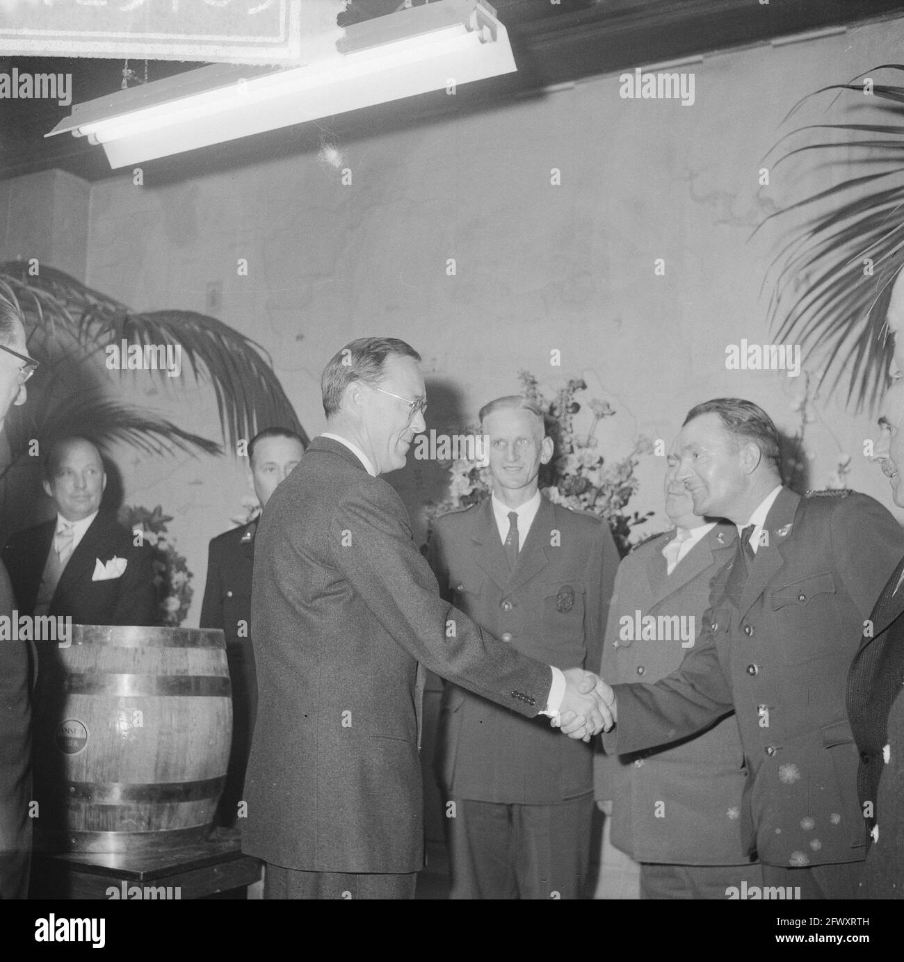 Réception à la brasserie Amstel de l'Association des Gamekeepers . Le Prince Bernhard félicite un chasseur, le 8 juin 1961, JACHTOPZIENERS, chasseurs, réceptio Banque D'Images