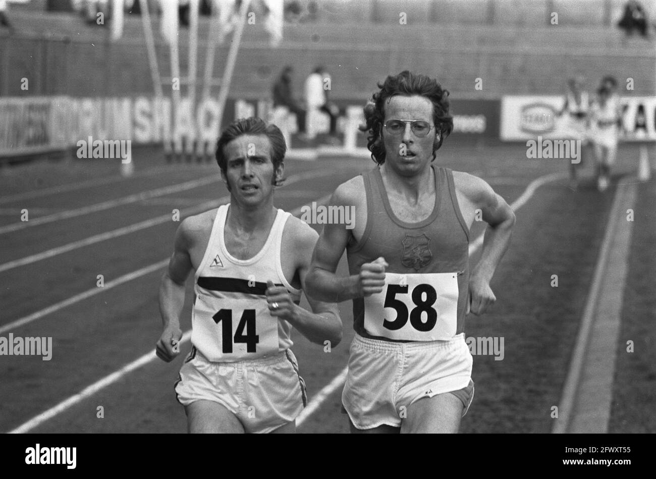 Athlétisme pays-Bas, Belgique et Allemagne de l'Ouest, hommes à Kerkrade, Jos Hermens (numéro 58) et Polleunis (numéro 14) en action, 28 juillet 1973 Banque D'Images