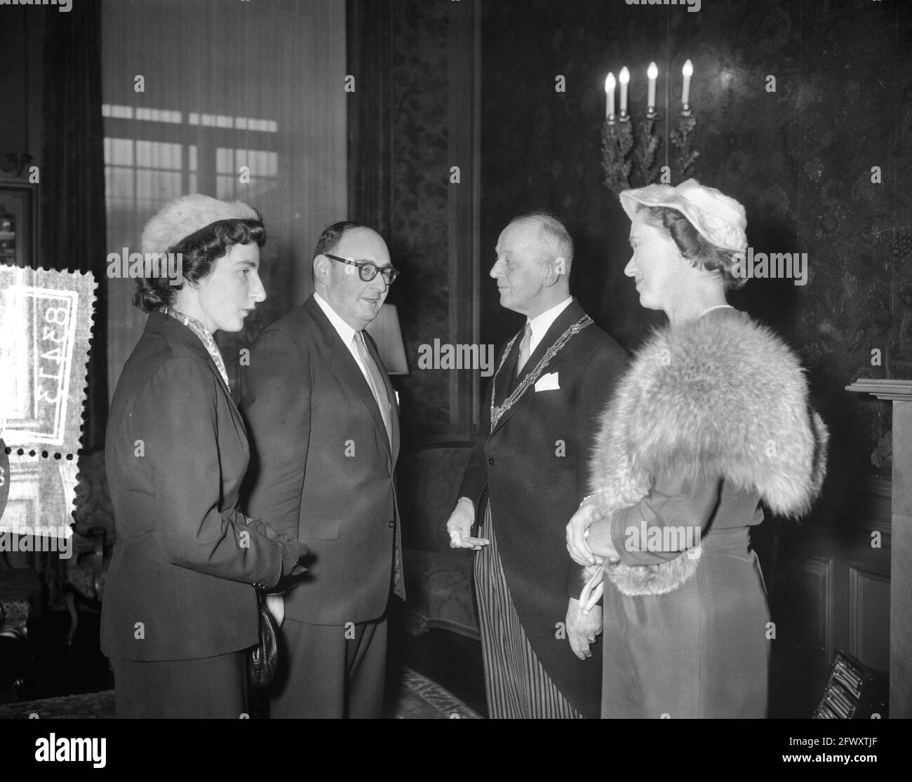 Réception nouveau Maire de la Haye Van Kolfschoten, 19 février 1957, BURGEMEESTERS, RECEPTIES, Pays-Bas, Agence de presse du XXe siècle photo, nouvelles Banque D'Images