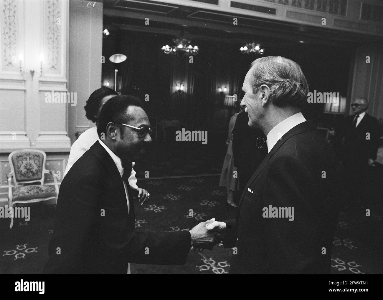 Réception au château Oud Wassenaar de l'ambassadeur surinamais Van EER à l'occasion d'un an de la République du Suriname, 25 novembre 1976, ambassad Banque D'Images