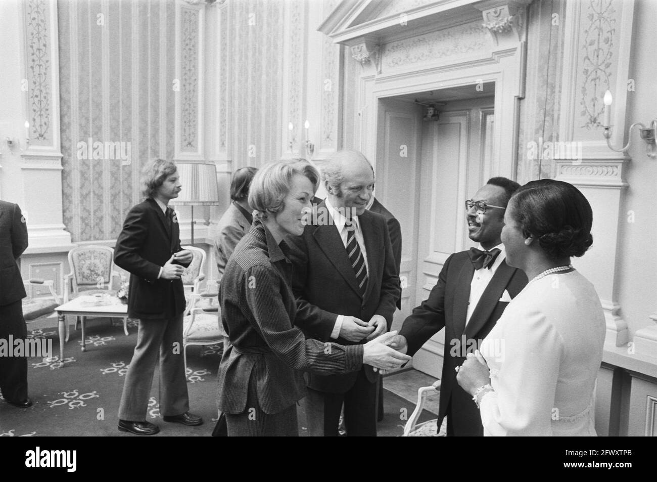 Réception au château Oud Wassenaar de l'ambassadeur surinamais Van EER à l'occasion d'un an de la République du Suriname, 25 novembre 1976, ambassad Banque D'Images
