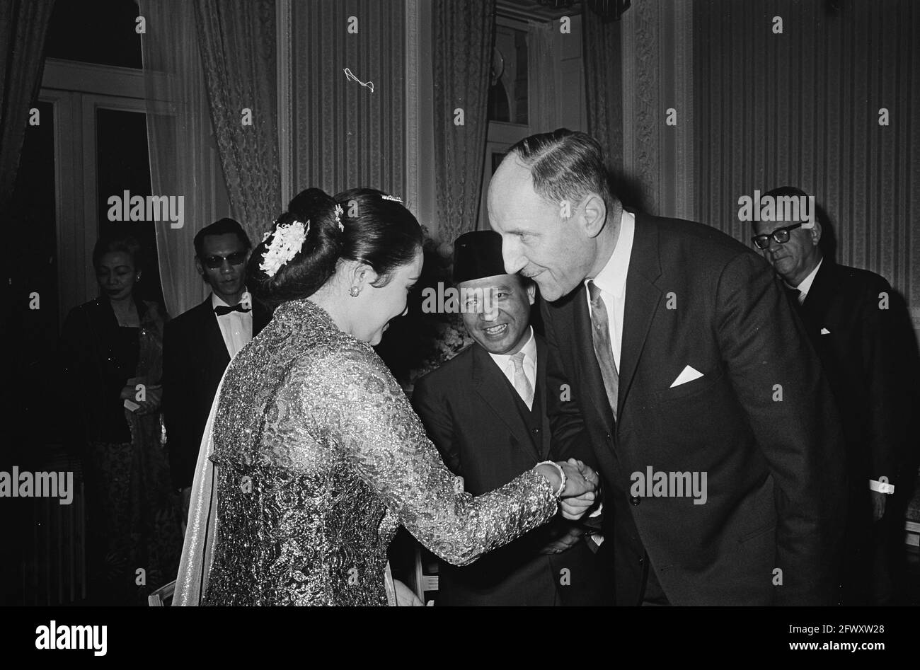 Réception de Mohammed Sjarif , le ministre LUNs félicite Mme Sjarif, 18 février 1965, réceptions, pays-Bas, photo de l'agence de presse du XXe siècle Banque D'Images