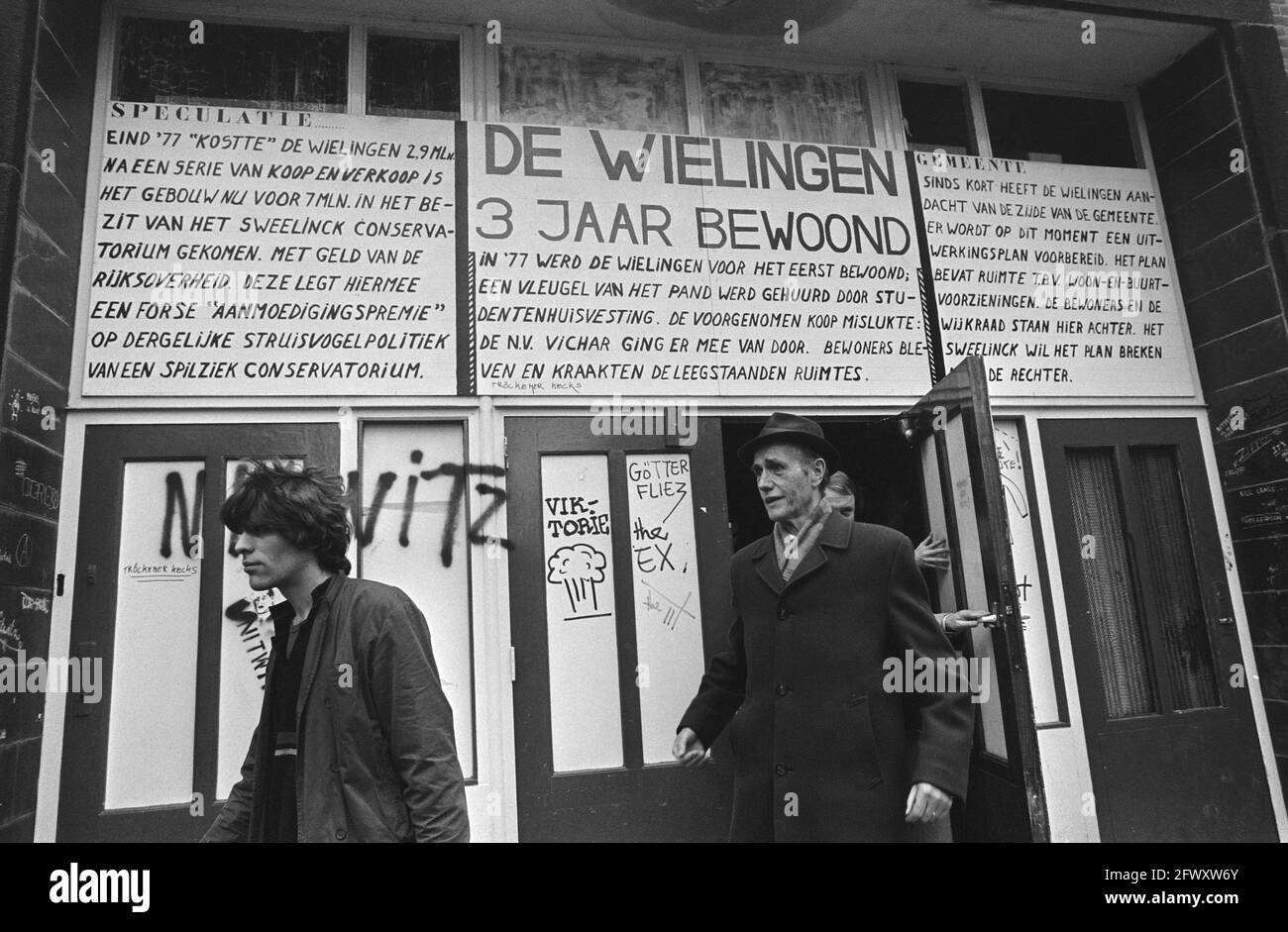 Rechtbankprésident m.. Borgerhoff Mulder visite le squat d'Amsterdam de Wielingen, m. Borgerhoff Mulder quitte ses locaux, le 19 mars 1981, BORDEN, visites, squ Banque D'Images