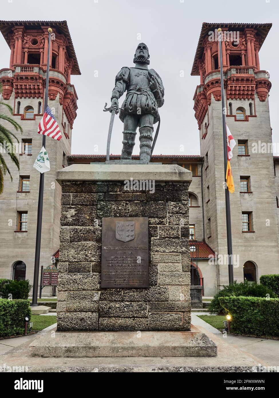 Statue de Don Pedro Menendez de Aviles en face de l'hôtel Alcazar et du musée Lightner à St Augustine, Floride, Etats-Unis. Banque D'Images