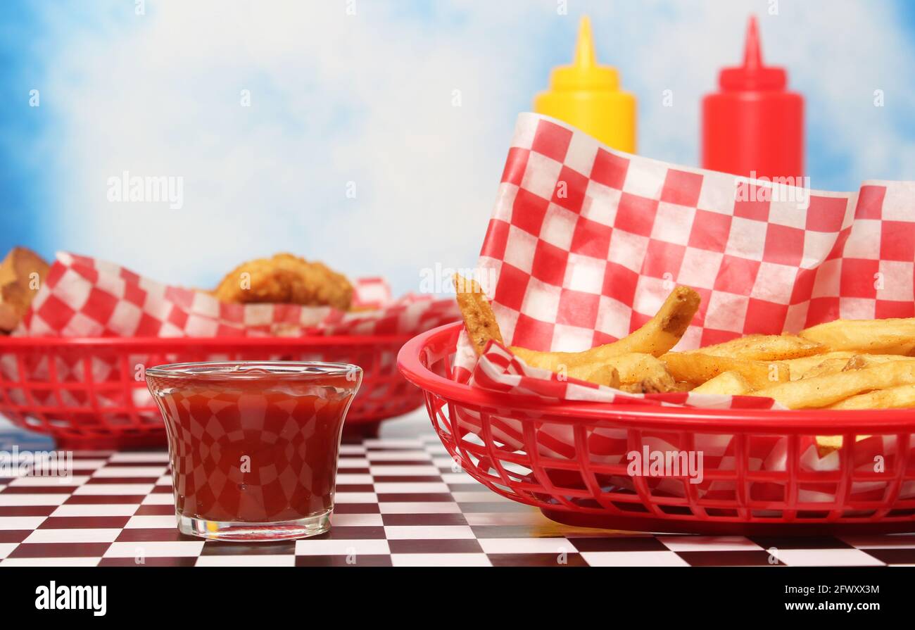 Filets de poulet avec toast au restaurant Retro Diner sur table Banque D'Images