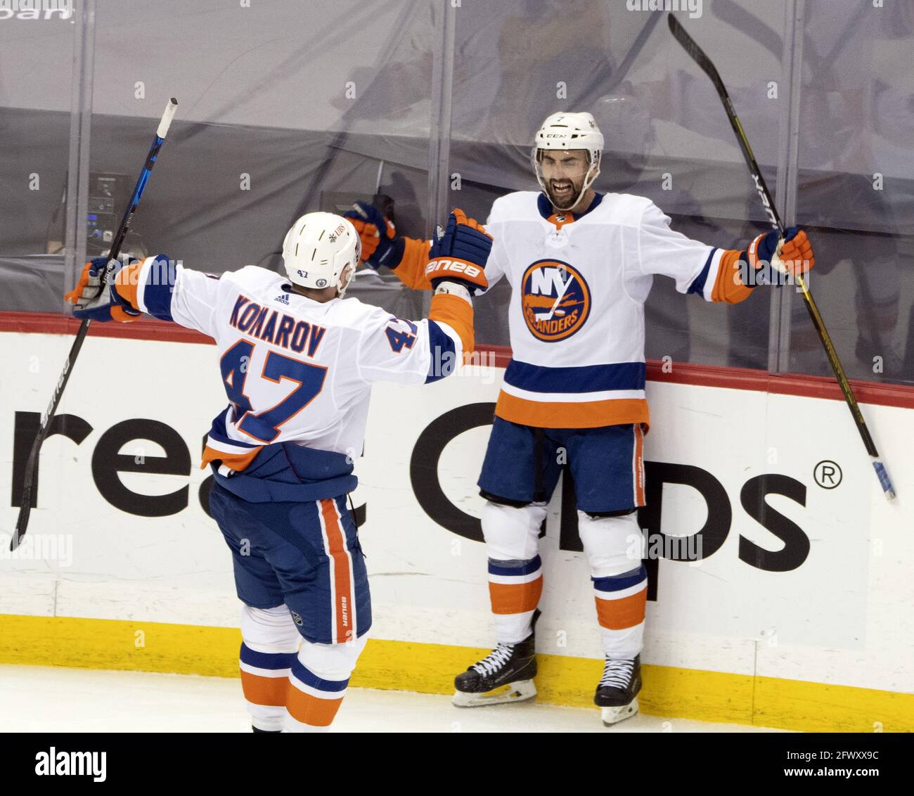 Pittsburgh, États-Unis. 24 mai 2021. L'aile droite des New York Islanders Jordan Eberle (7) célèbre son but qui lie le score à 2-2 au cours de la troisième période du match 5 de la série d'ouverture de la coupe Stanley de la LNH à la PPG Paints Arena de Pittsburgh, le lundi 24 mai 2021. Photo par Archie Carpenter/UPI crédit: UPI/Alay Live News Banque D'Images