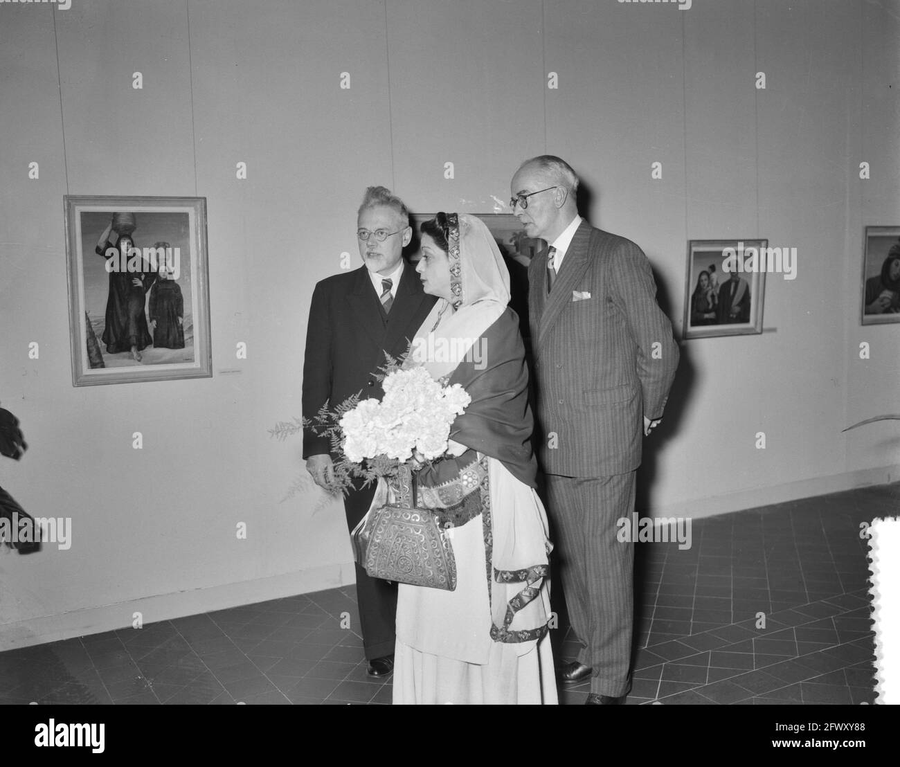 Ouverture de l'exposition du peintre pakistanais Esmet Rahim à l'Institut Royal Tropical par l'ambassadeur du Pakistan, Begum Liaquat Ali Khan ( Banque D'Images