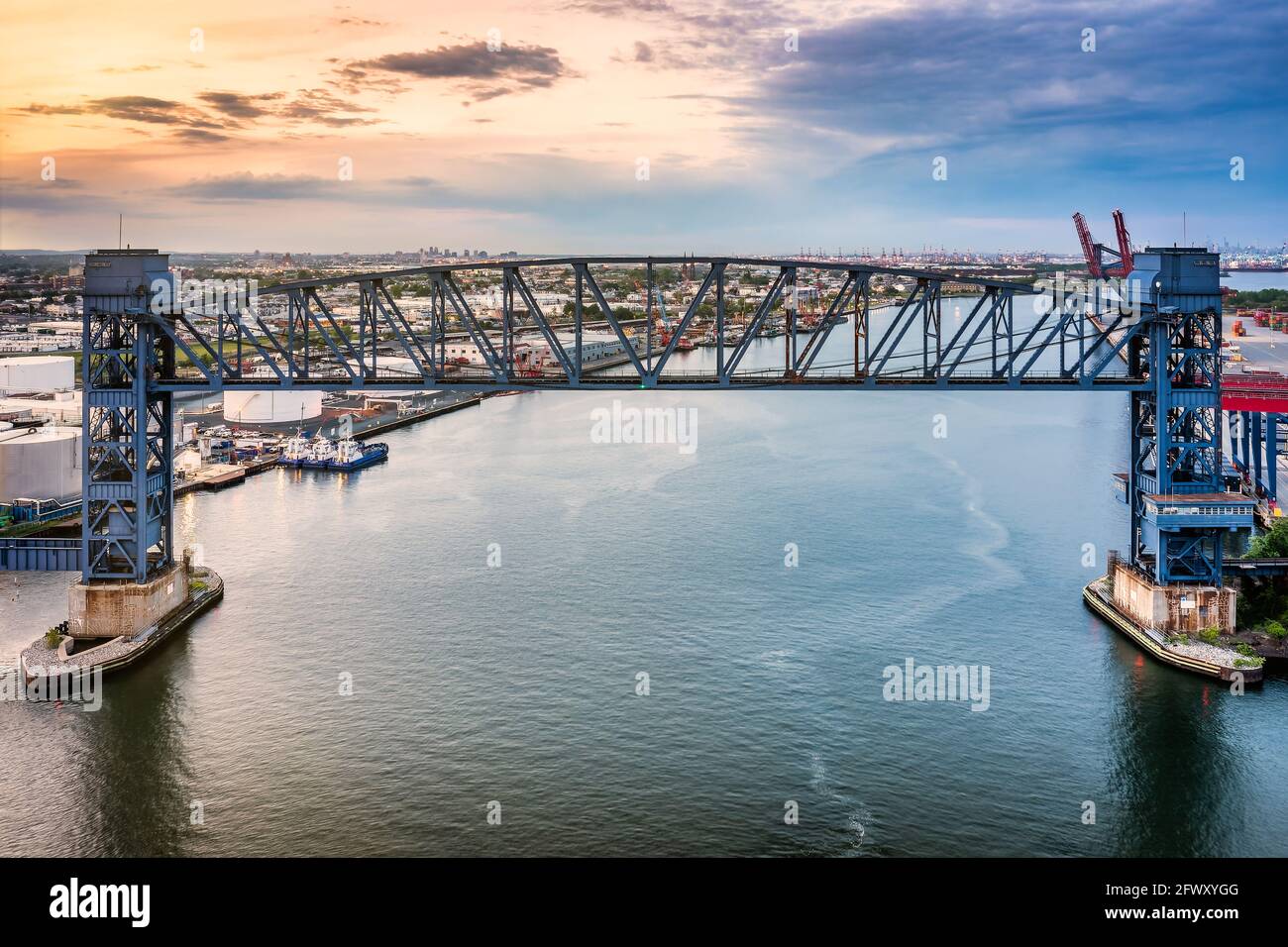 Vue aérienne du pont élévateur vertical Arthur Kill au coucher du soleil Banque D'Images