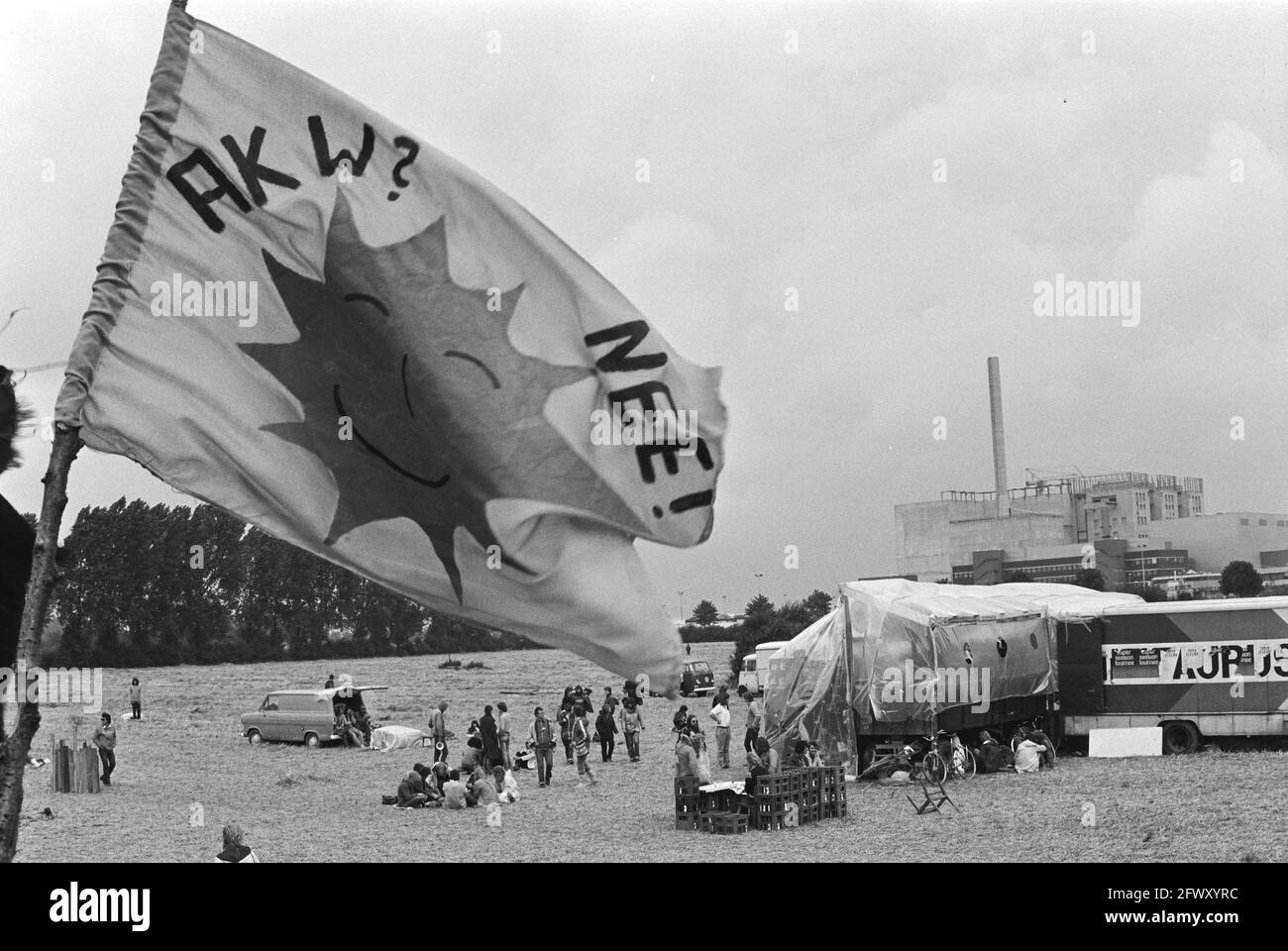 Manifestation contre le drapeau de Kalkar (Allemagne de l'Ouest), réacteur à vitesse élevée, lors d'une manifestation contre le réacteur à vitesse rapide Kalkar, le 25 juillet 1981, réacteurs à vitesse élevée, manifestations, Banque D'Images