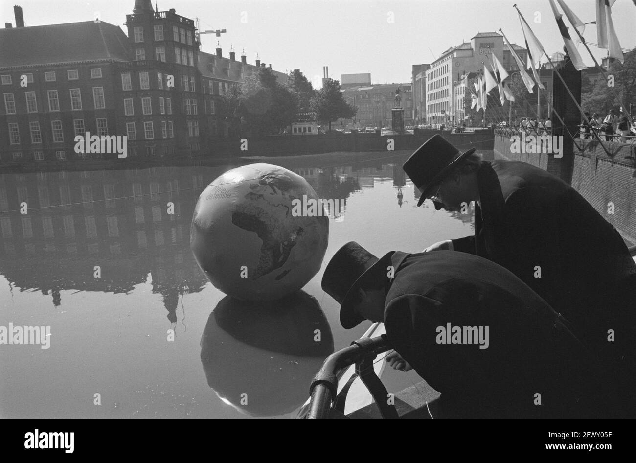 Protestation par un mouvement environnemental, un globe est lancé dans le court Pond, 25 mai 1989, morticiens, politiques, Présentations, manifestations, globes, le Banque D'Images