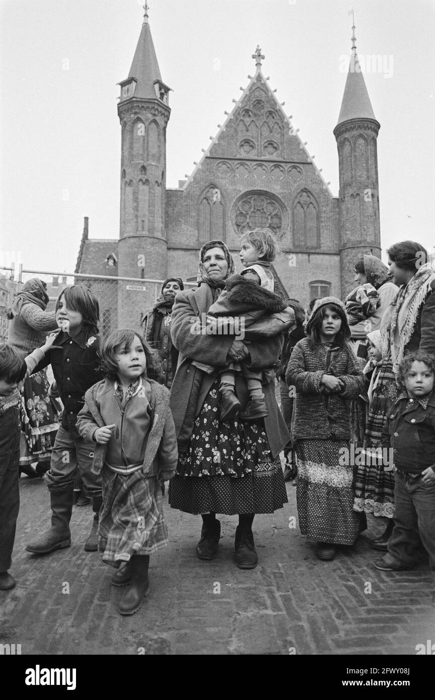 Protestation des tziganes avec leurs caravanes au Binnenhof i la Haye contre l'action de police au camp tzigane, 17 décembre 1980, CARAVANES, ZIGEUNER Banque D'Images