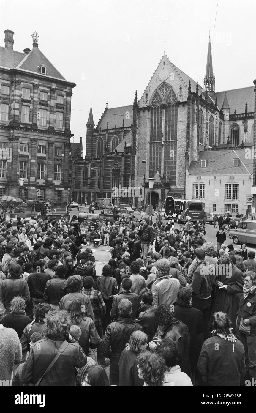 Protestation procession des squatters après leur expulsion par leurs diens occupés Herhuisvesting; les manifestants sont adressés sur la place du Dam, 3 avril 1980, KRAKERS, Banque D'Images